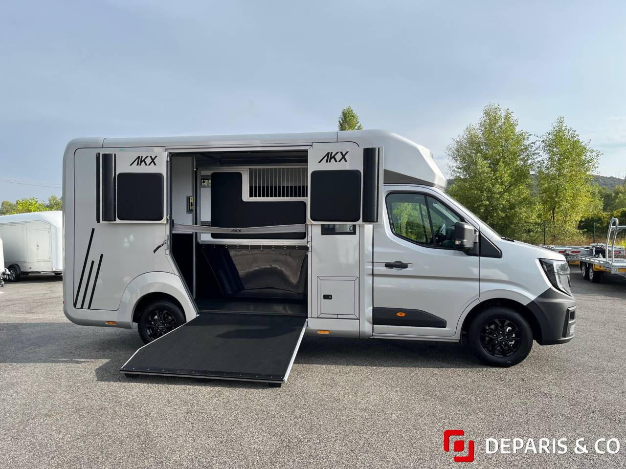 Furgoneta para caballos AKX  2025 Nuevo
