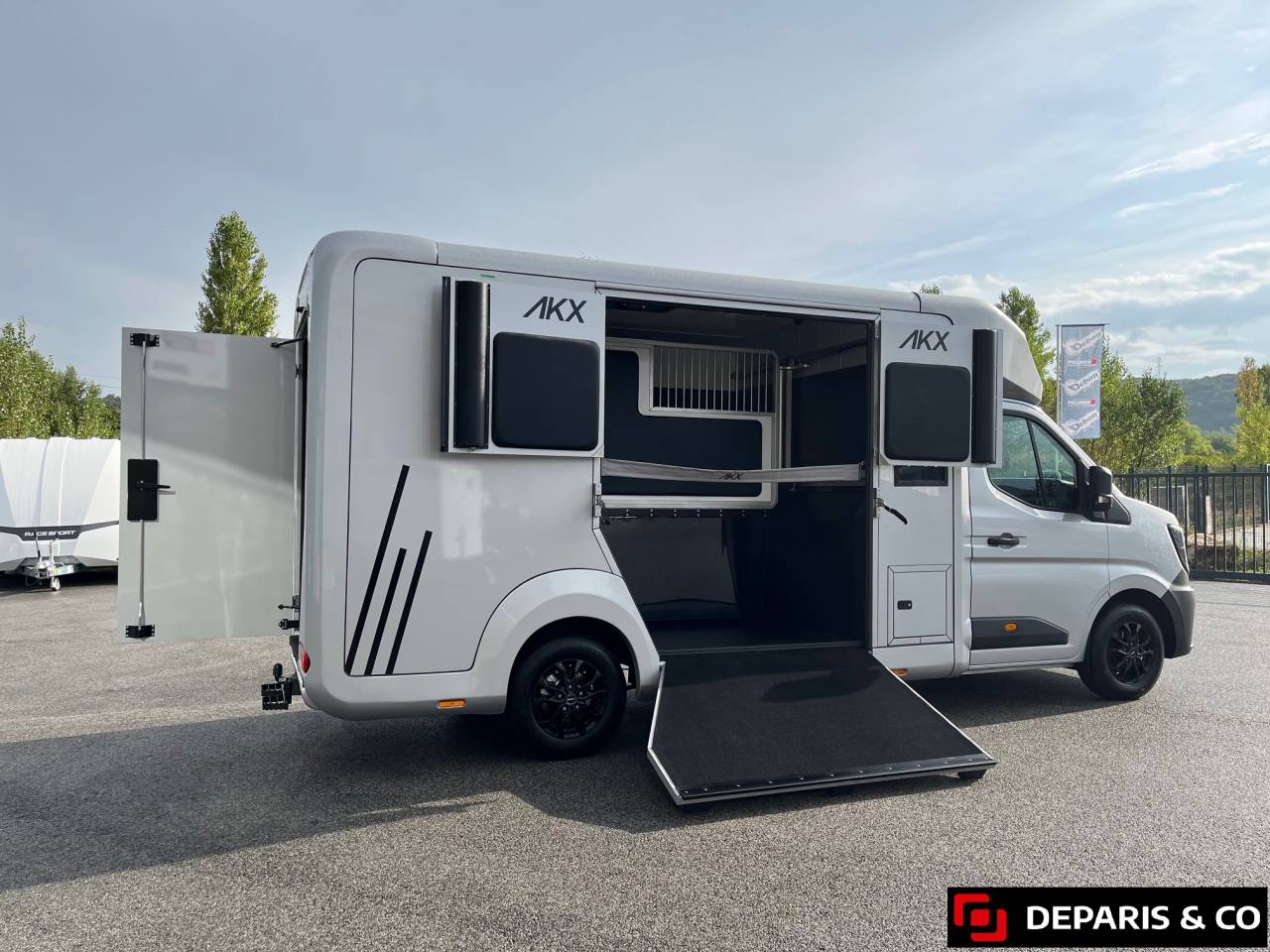 Furgoneta para caballos AKX  2025 Nuevo