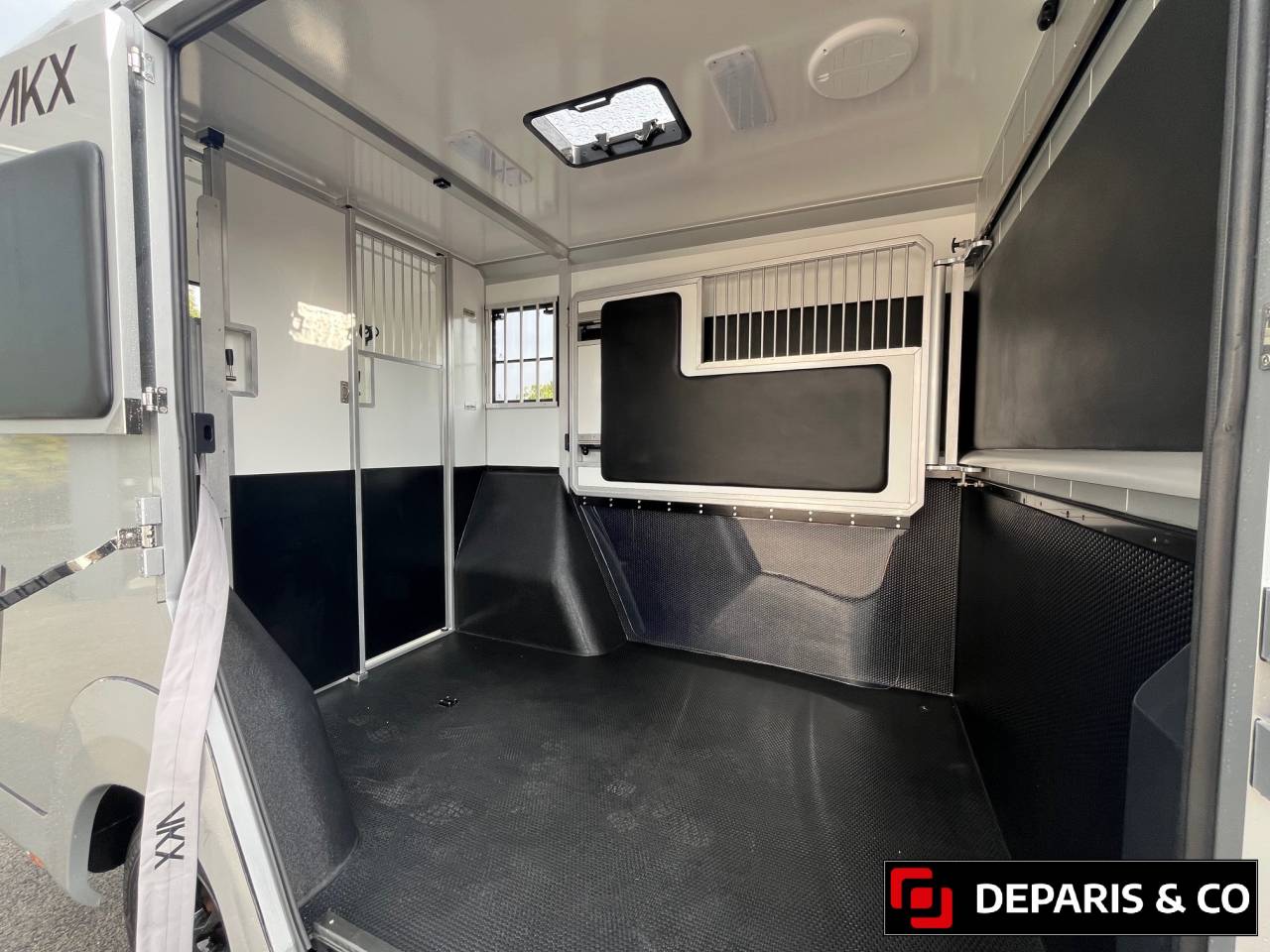 Furgoneta para caballos AKX  2025 Nuevo