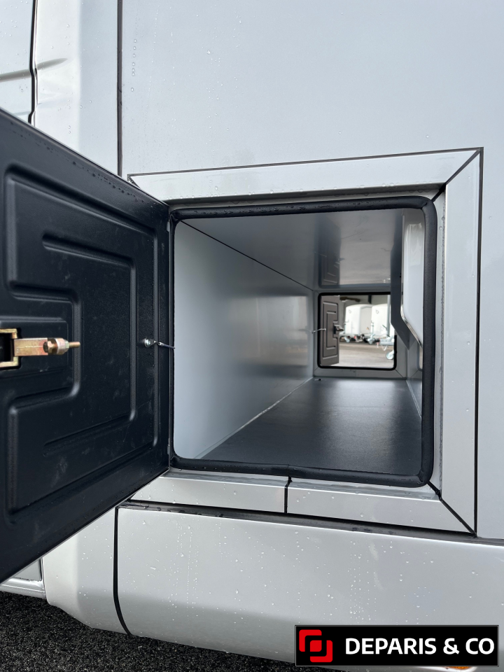 Furgoneta para caballos AKX  2025 Nuevo