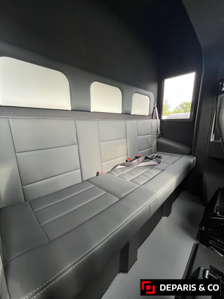 Furgoneta para caballos AKX  2025 Nuevo