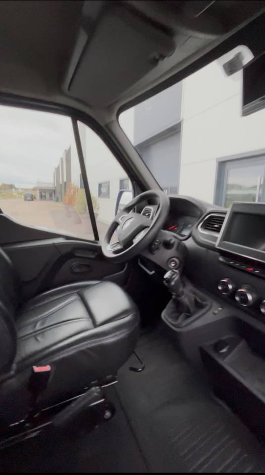 Furgoneta para caballos Renault DCI 180 2021 De segunda mano