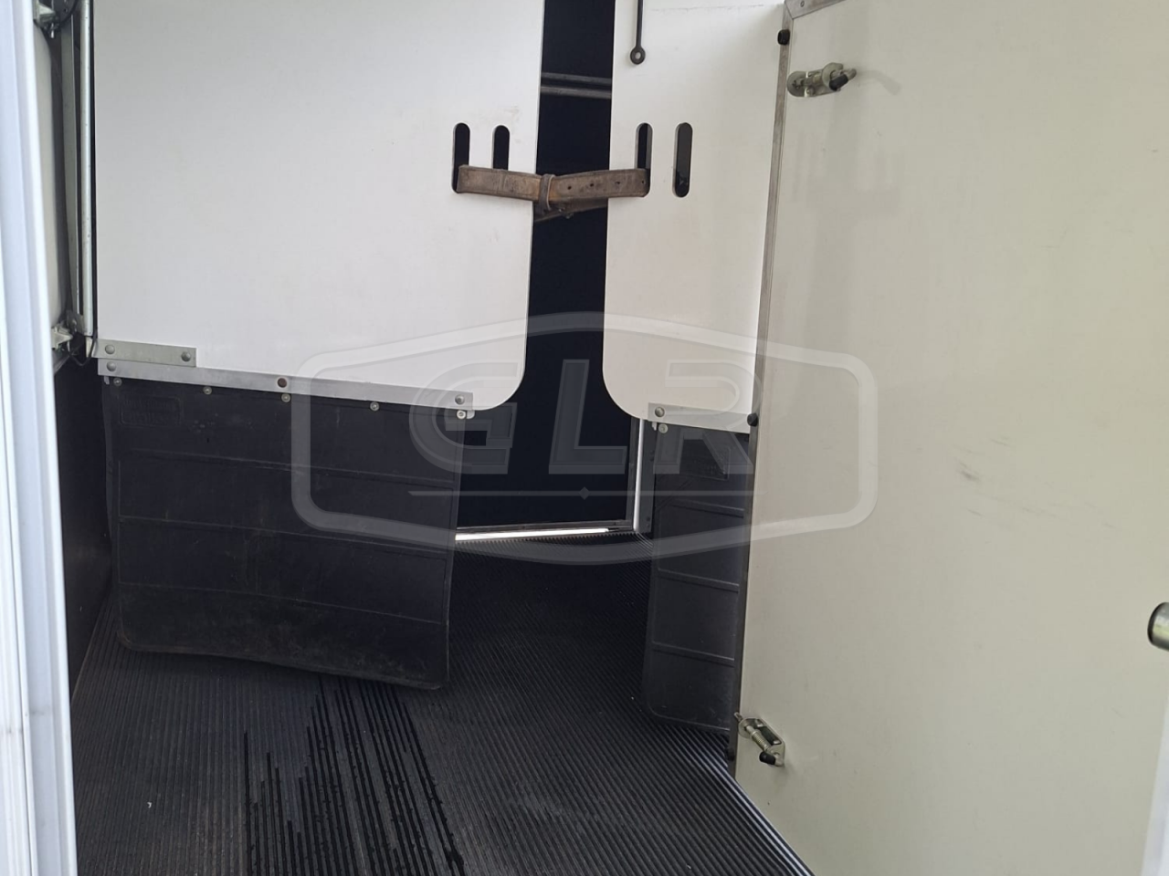 Van caballos Ifor Williams HB 511 OBLIQUE PP 2 Caballos 2017 De segunda mano