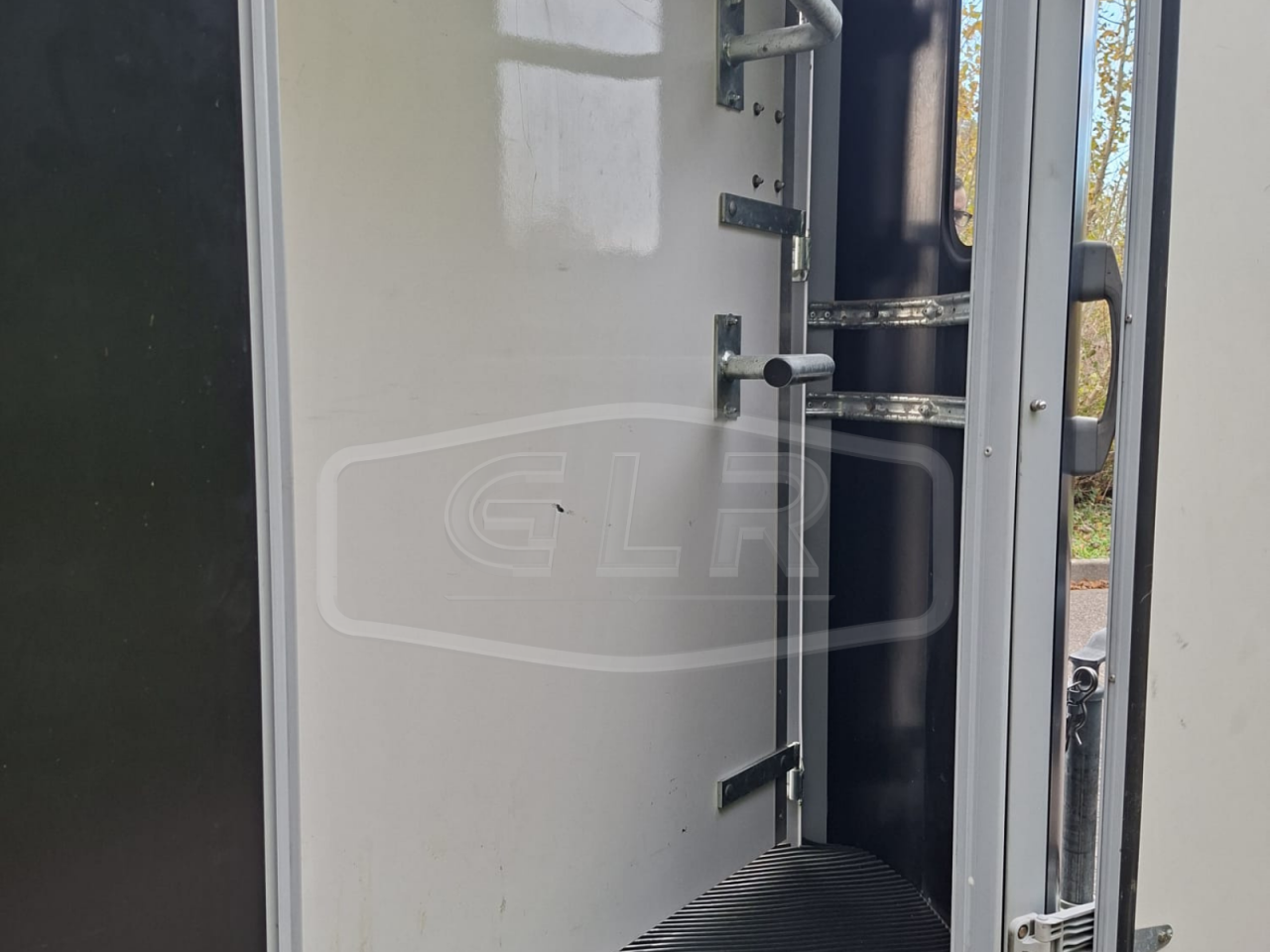 Van caballos Ifor Williams HB 511 OBLIQUE PP 2 Caballos 2017 De segunda mano