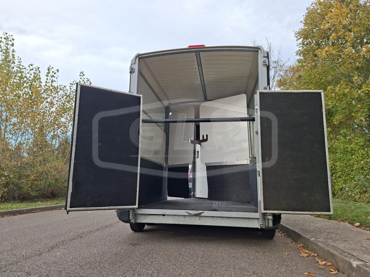 Van caballos Ifor Williams HB 511 OBLIQUE PP 2 Caballos 2017 De segunda mano