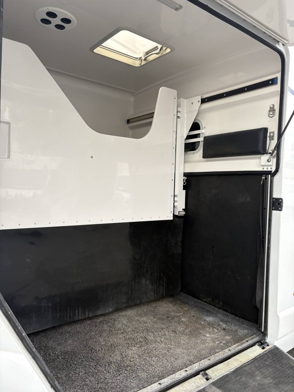 Furgoneta para caballos Barbot D5 2023 De segunda mano