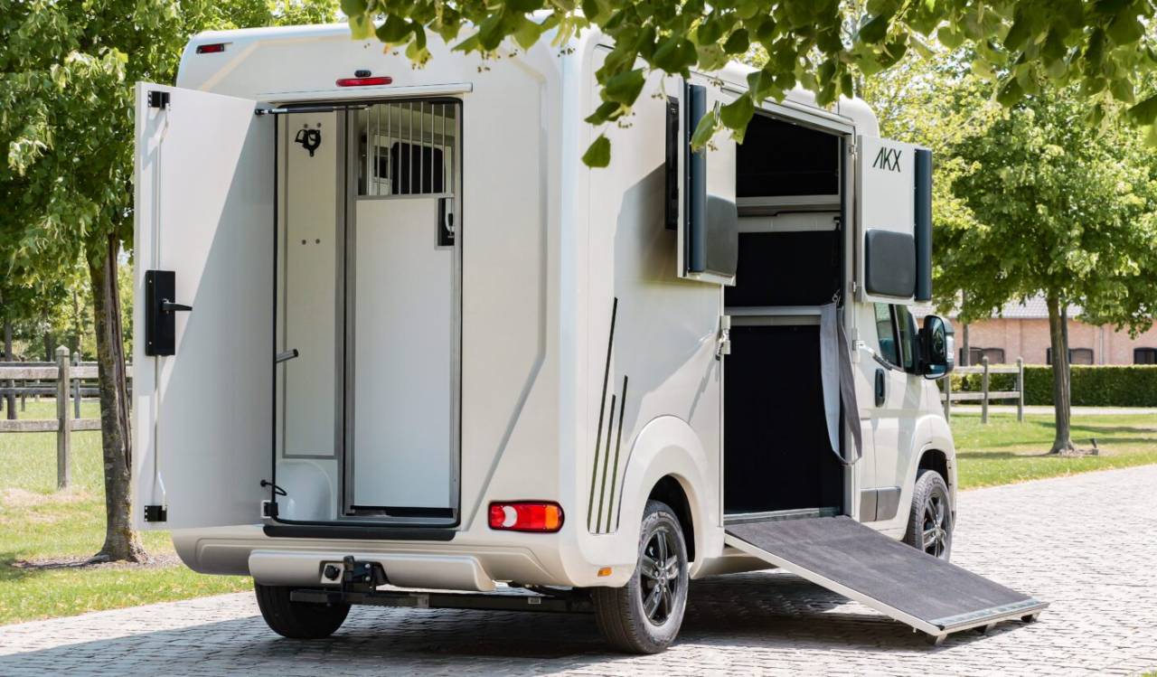 Furgoneta para caballos AKX Akx stallion 2025 Nuevo