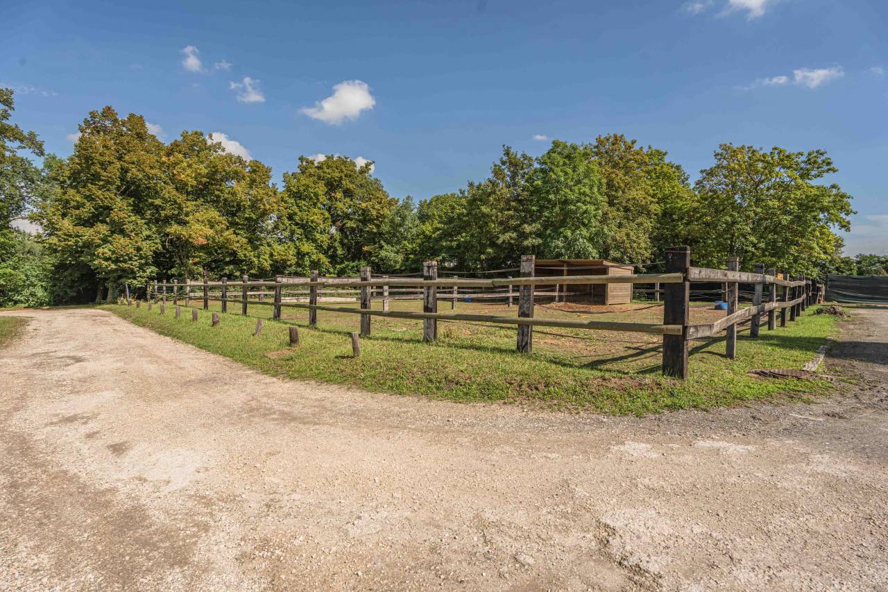 Cuadra de propietarios En venta Yvelines