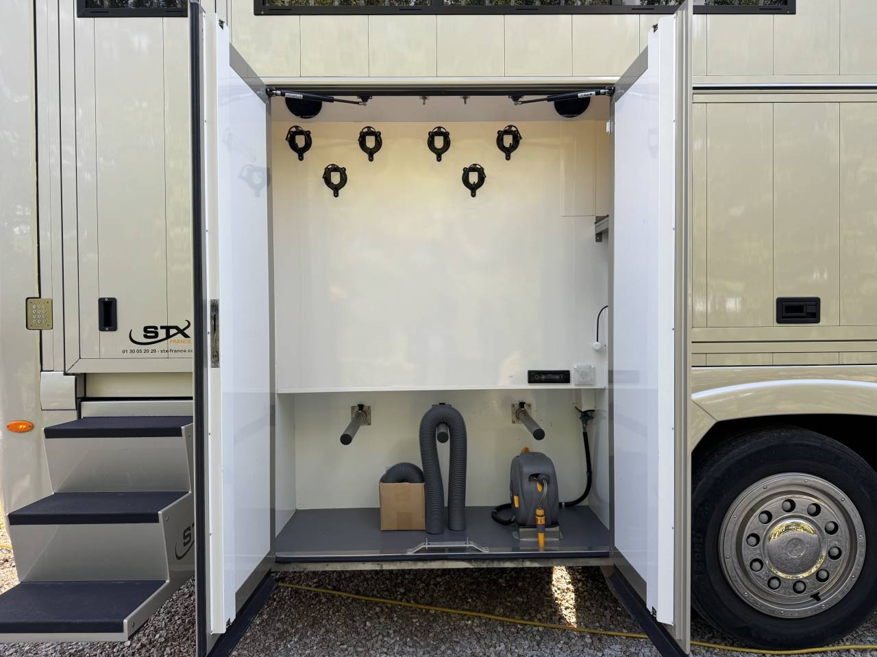 Camión para caballos STX VOLVO 2020 De segunda mano