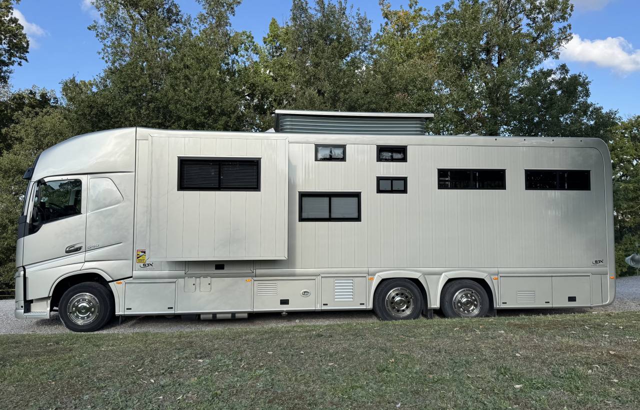 Camión para caballos STX VOLVO 2020 De segunda mano