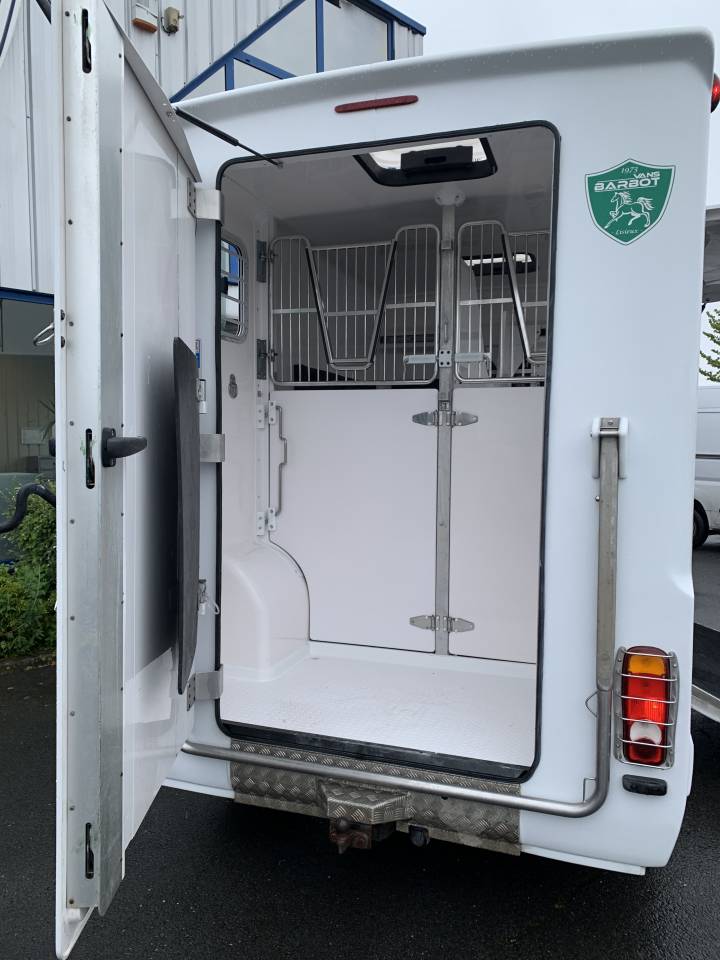 Furgoneta para caballos Barbot D5 2018 De segunda mano