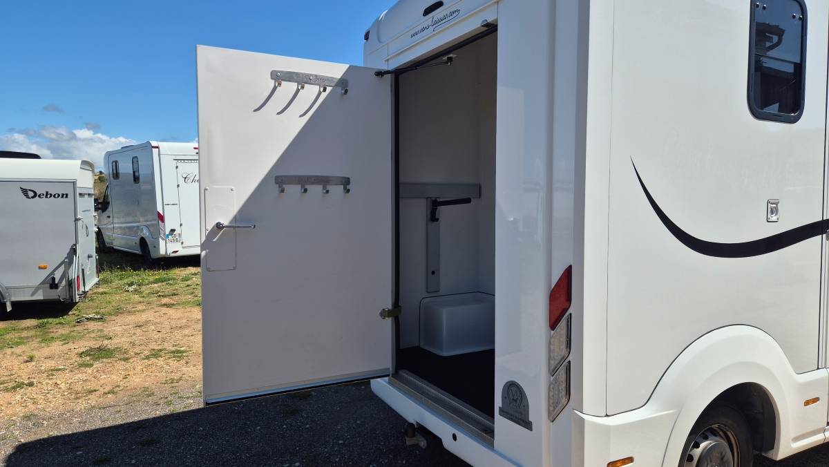 Furgoneta para caballos Laissac Utilitaires Renault Master 2022 De segunda mano