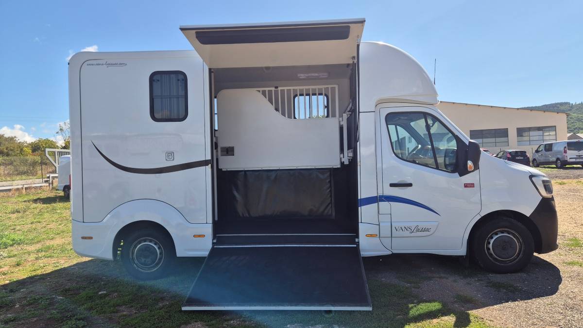 Furgoneta para caballos Laissac Utilitaires Renault Master 2022 De segunda mano