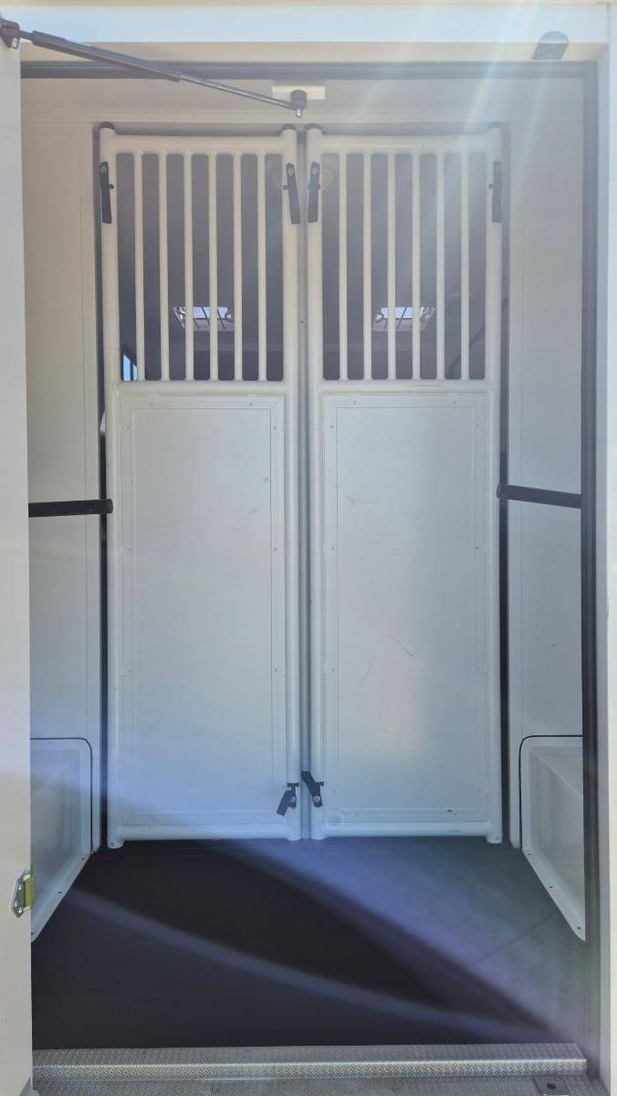 Furgoneta para caballos Laissac Utilitaires Renault Master 2022 De segunda mano