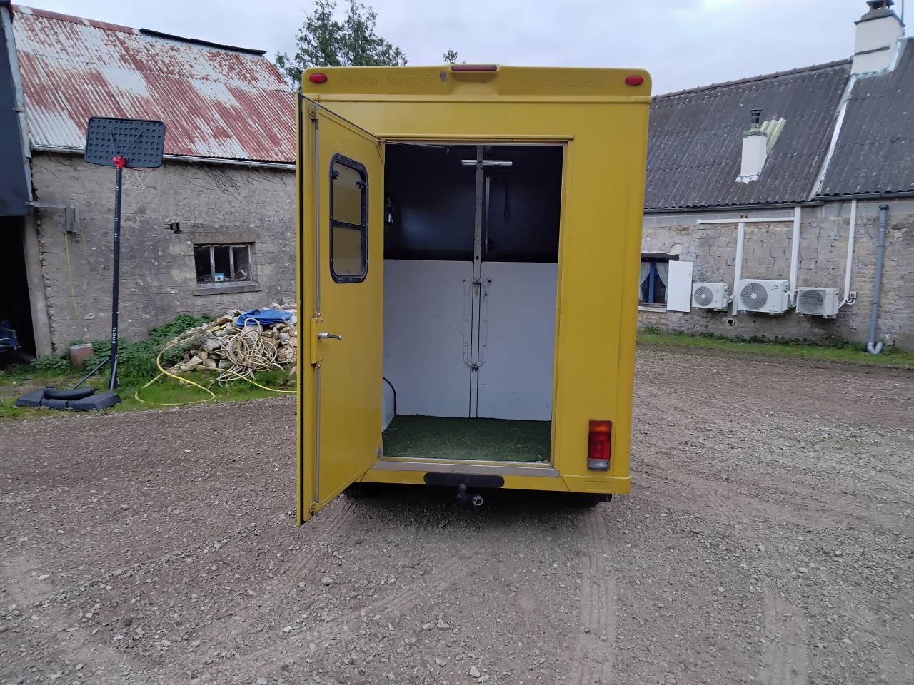 Furgoneta para caballos MTM Master 2009 De segunda mano