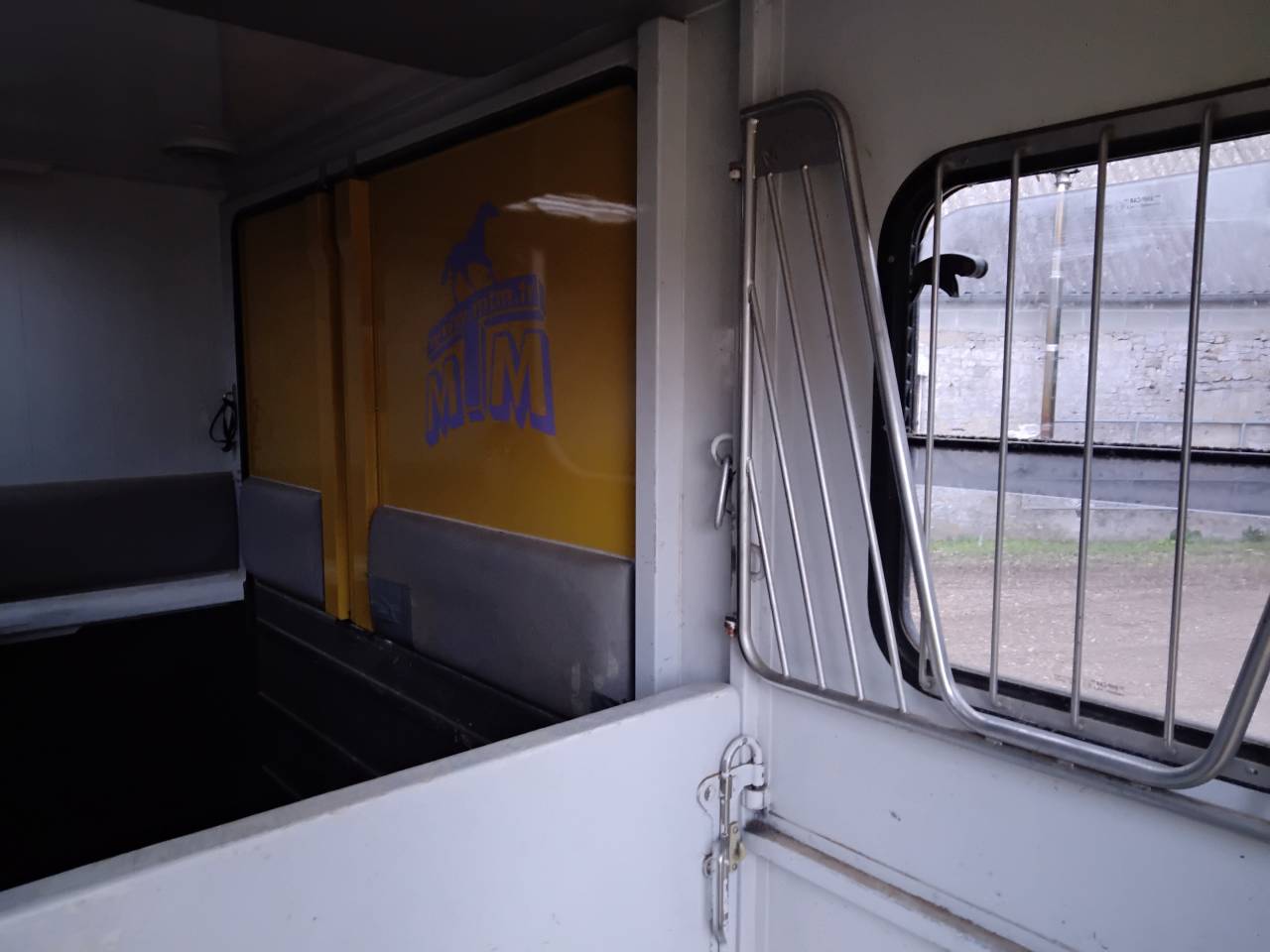 Furgoneta para caballos MTM Master 2009 De segunda mano