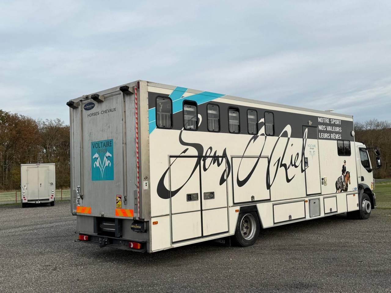 Cami&oacute;n para caballos Volvo VOLVO 2009 De segunda mano