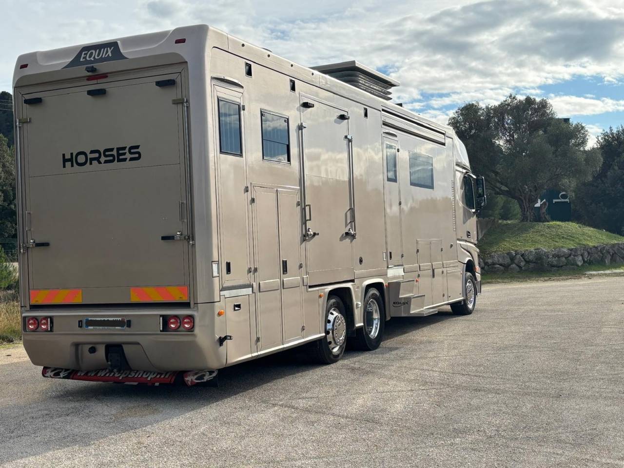 Camión para caballos EQUIX MERCEDES 2016 De segunda mano