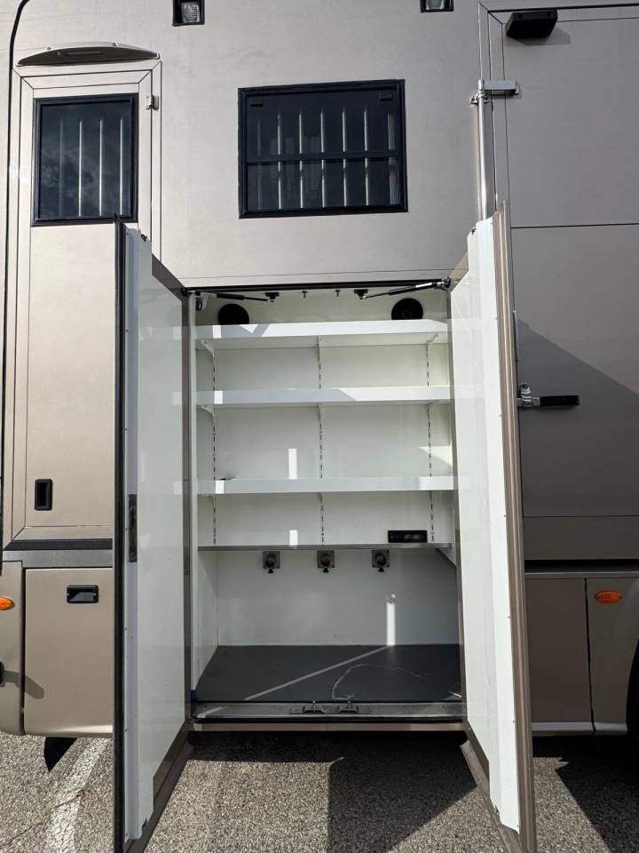 Camión para caballos EQUIX MERCEDES 2016 De segunda mano