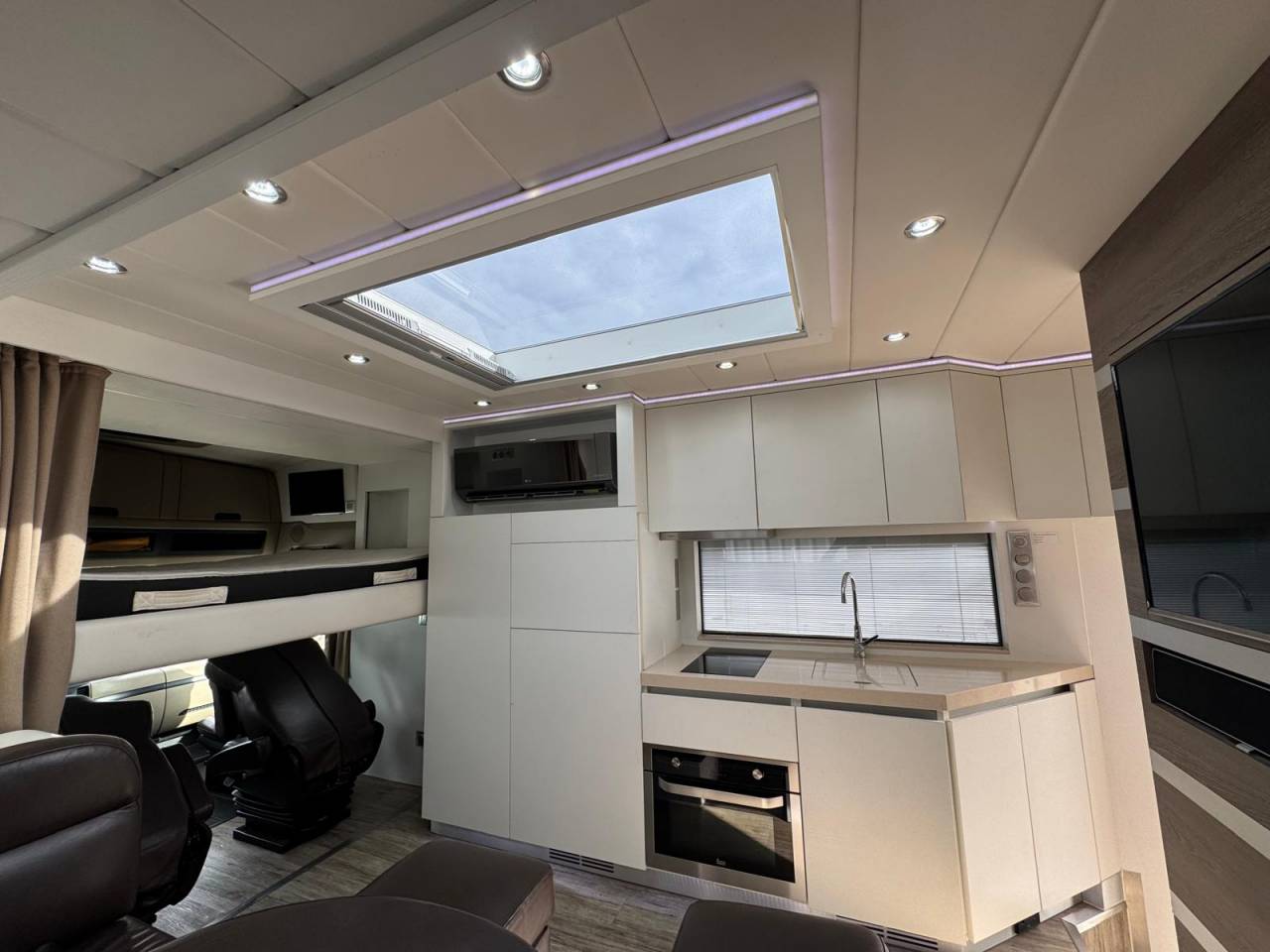 Camión para caballos EQUIX MERCEDES 2016 De segunda mano