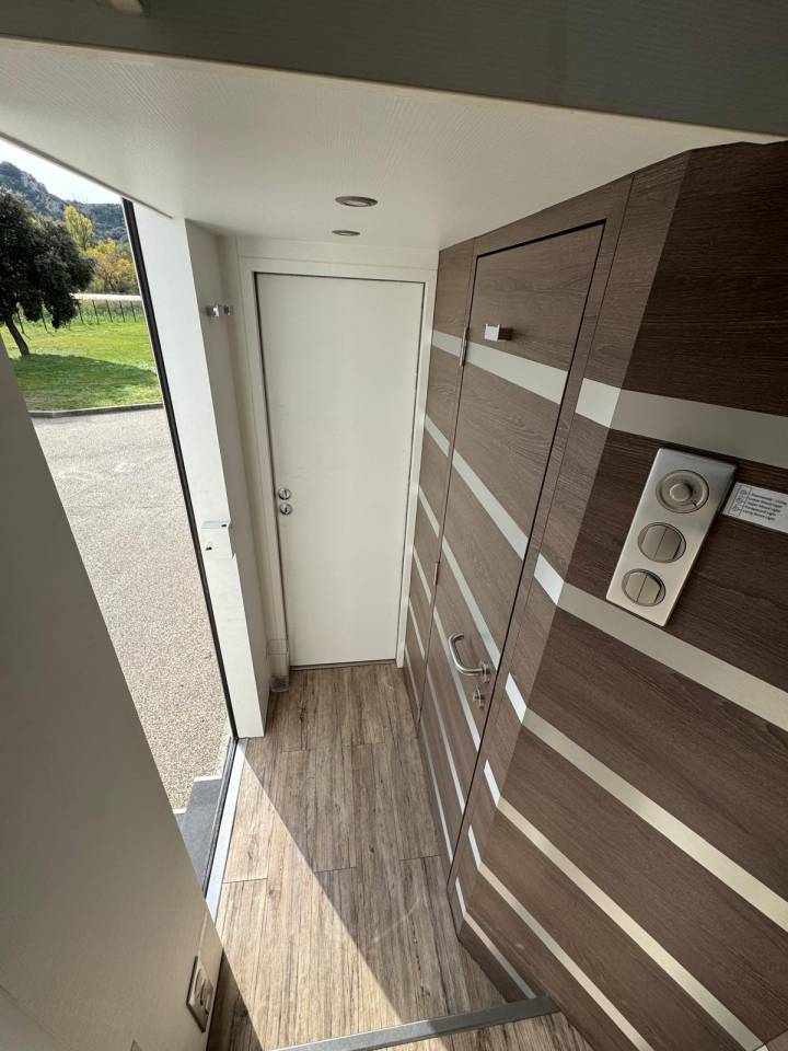 Camión para caballos EQUIX MERCEDES 2016 De segunda mano