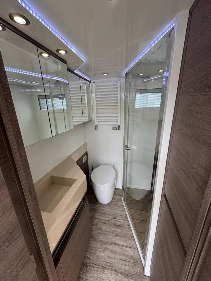 Camión para caballos EQUIX MERCEDES 2016 De segunda mano