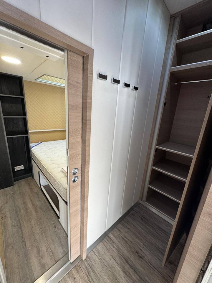 Camión para caballos EQUIX MERCEDES 2016 De segunda mano