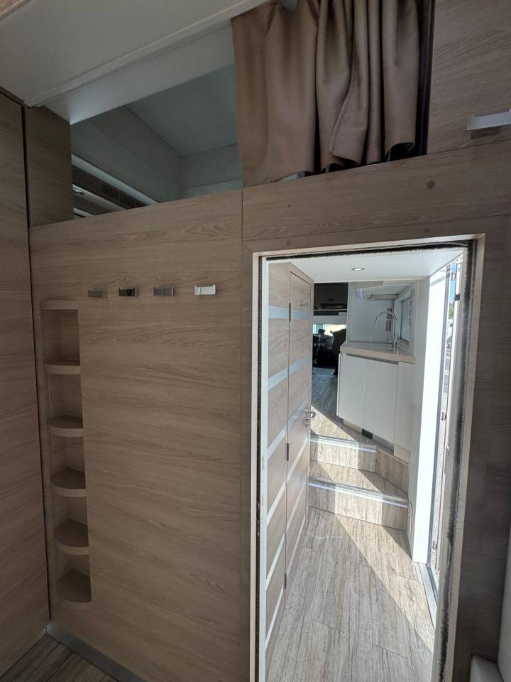 Camión para caballos EQUIX MERCEDES 2016 De segunda mano