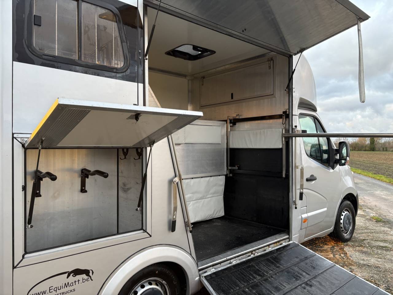 Furgoneta para caballos Renault Master 2017 De segunda mano