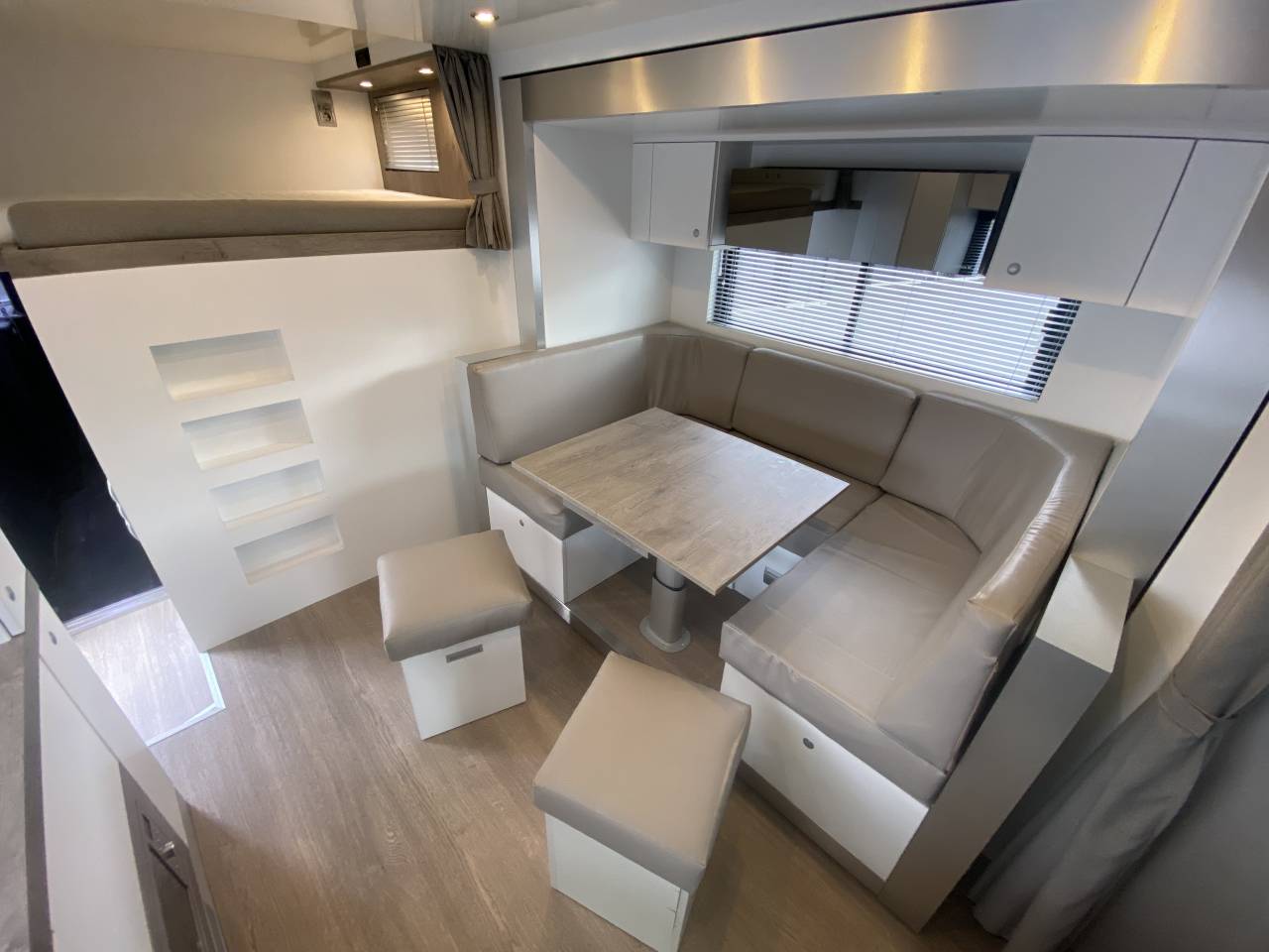 Camión para caballos AKX  2016 De segunda mano