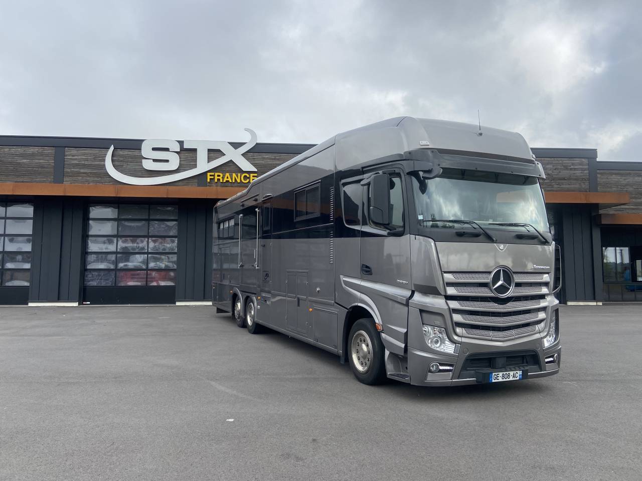 Camión para caballos AKX  2016 De segunda mano