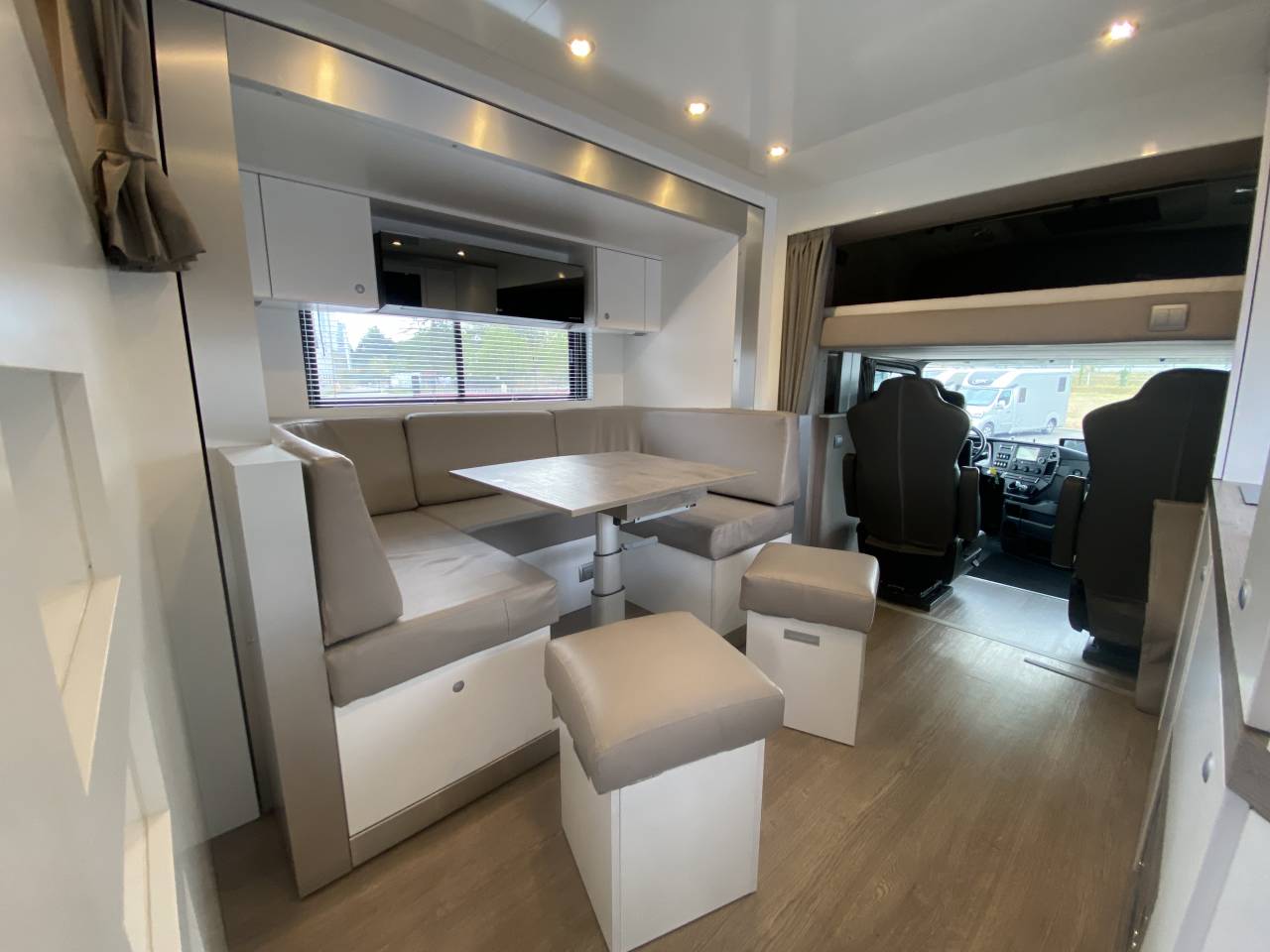 Camión para caballos AKX  2016 De segunda mano