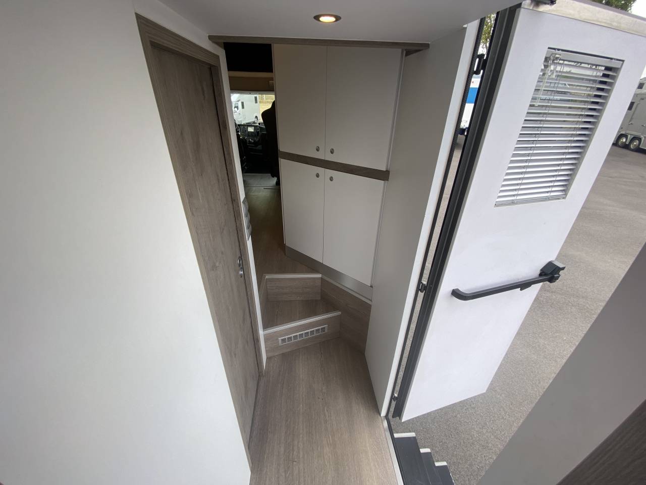 Camión para caballos AKX  2016 De segunda mano