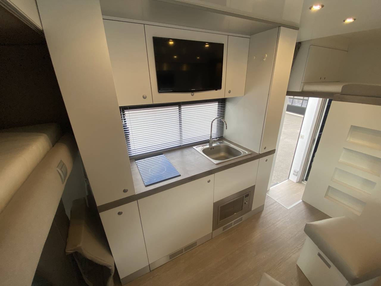 Camión para caballos AKX  2016 De segunda mano