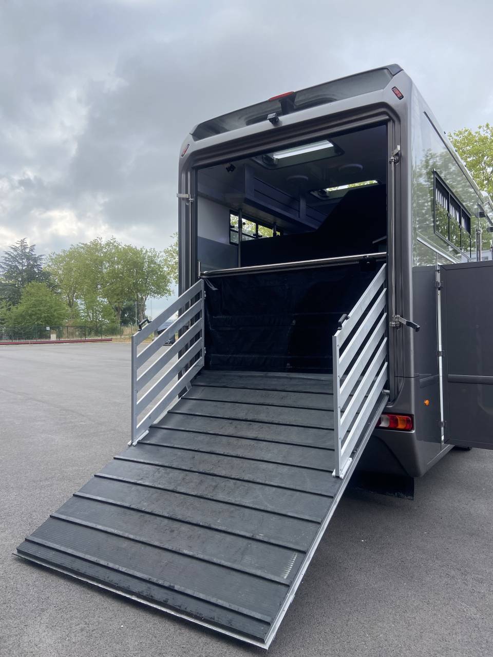 Camión para caballos AKX  2016 De segunda mano