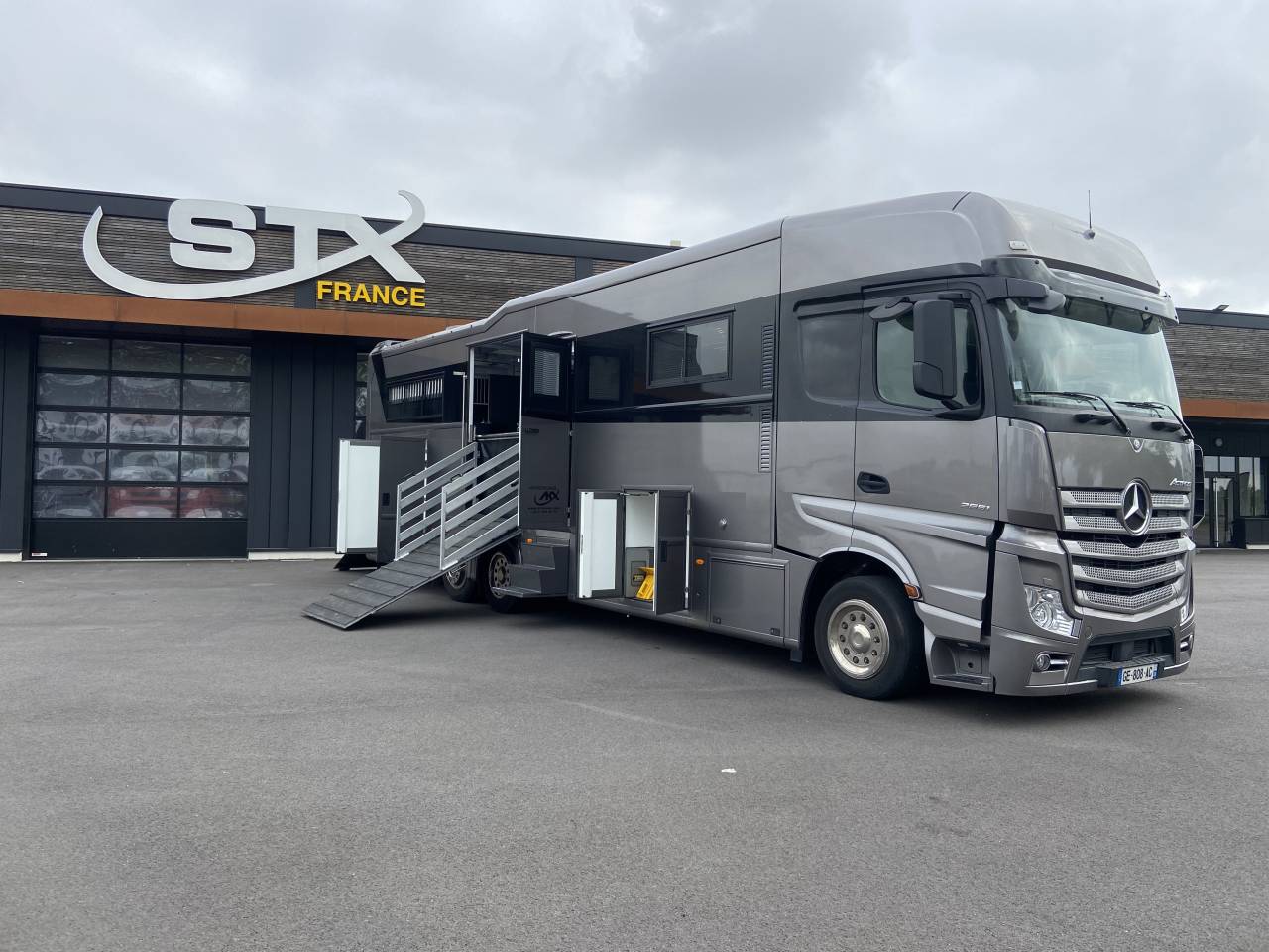 Camión para caballos AKX  2016 De segunda mano