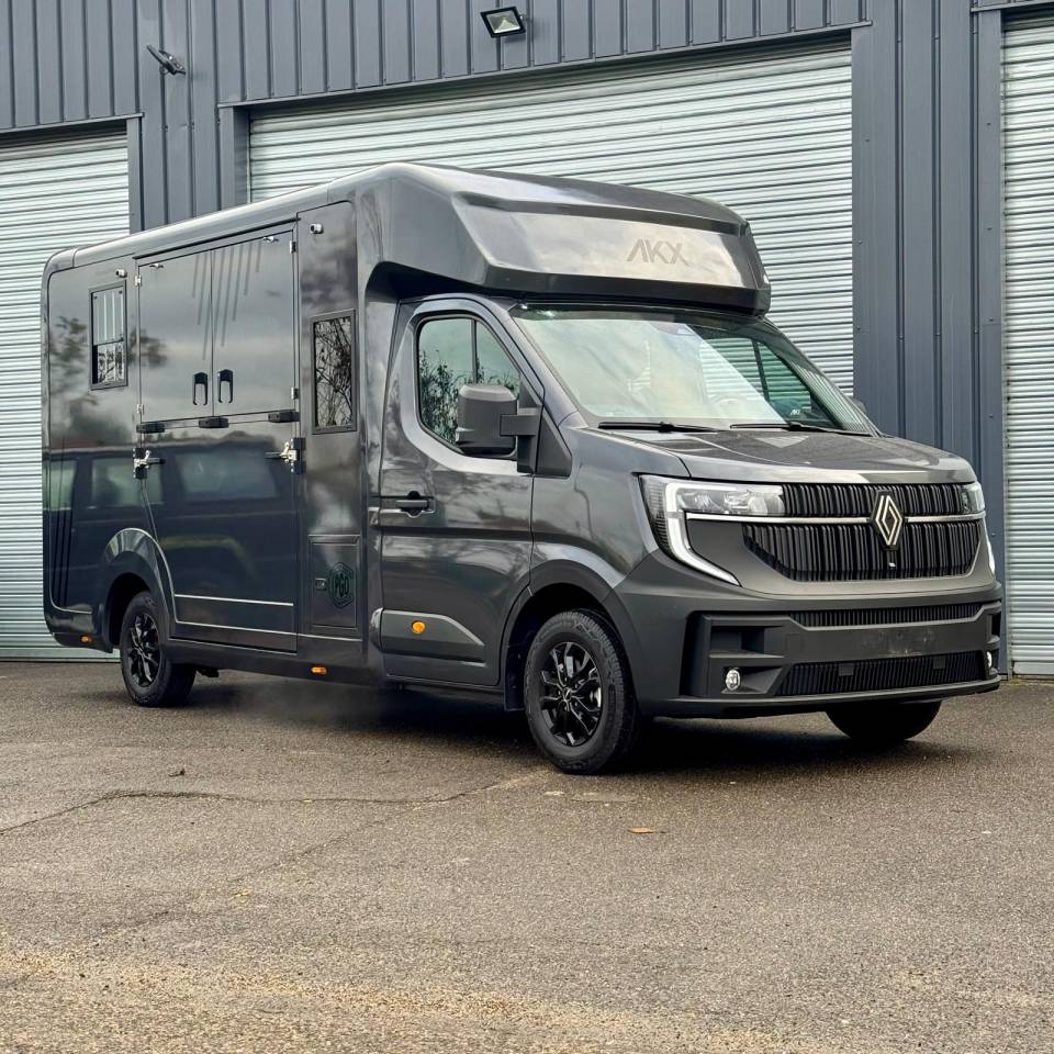 Furgoneta para caballos AKX Akx5 2025 Nuevo