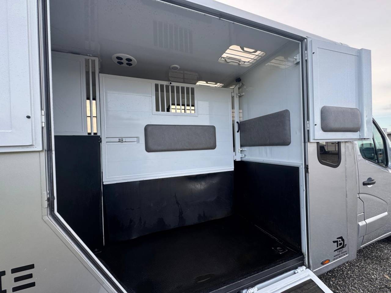 Furgoneta para caballos TBST Renault Master 2023 De segunda mano