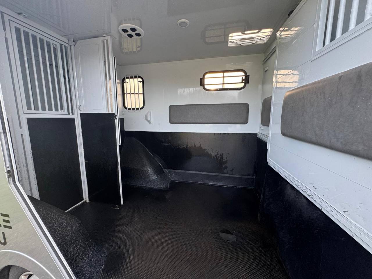 Furgoneta para caballos TBST Renault Master 2023 De segunda mano