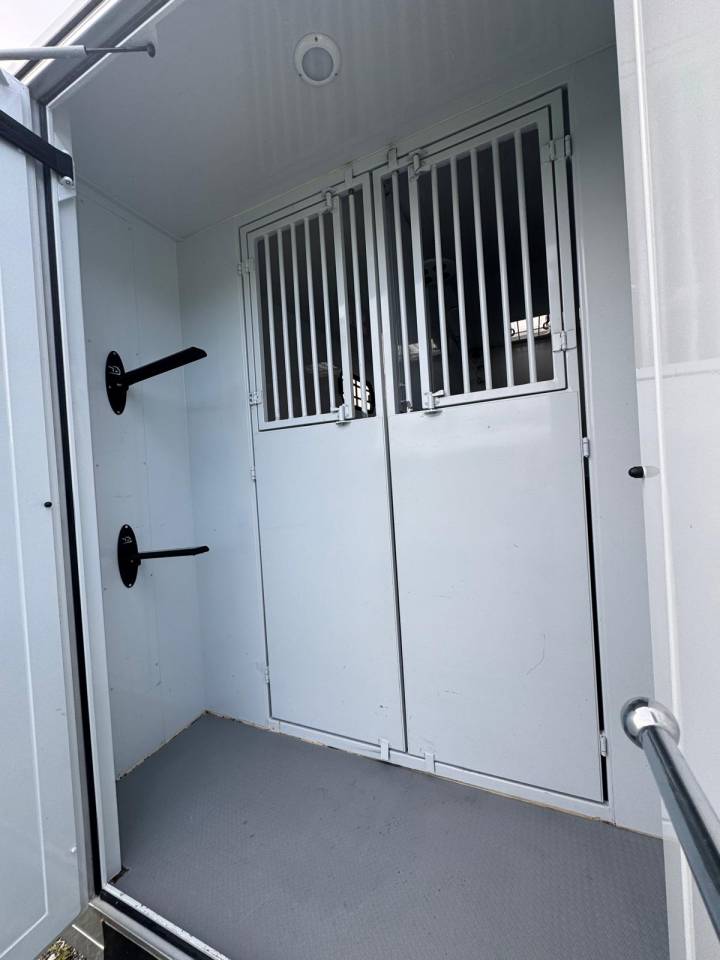 Furgoneta para caballos TBST Renault Master 2023 De segunda mano