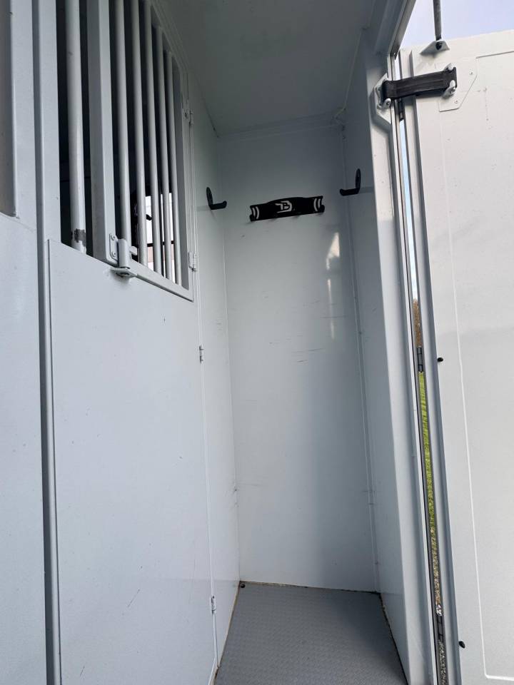 Furgoneta para caballos TBST Renault Master 2023 De segunda mano