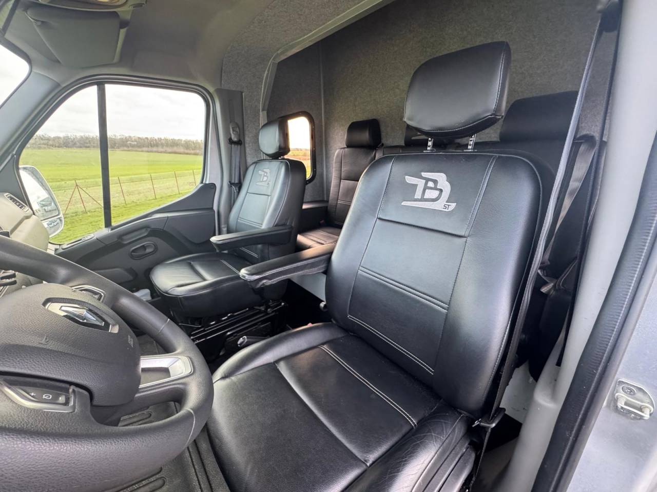 Furgoneta para caballos TBST Renault Master 2023 De segunda mano