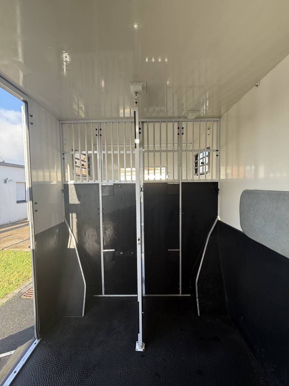 Furgoneta para caballos Renault LESLY HORSE 2018 De segunda mano