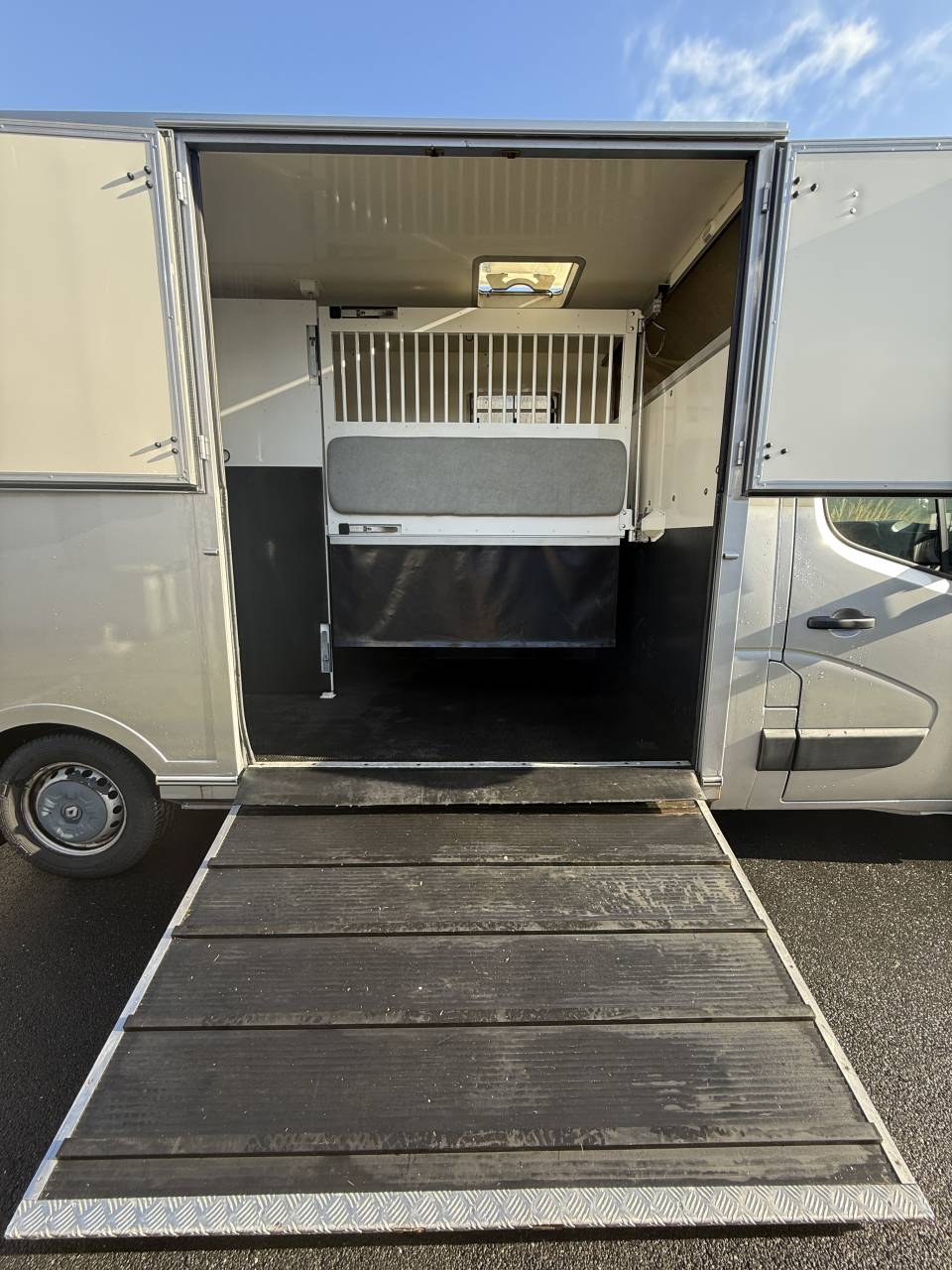 Furgoneta para caballos Renault LESLY HORSE 2018 De segunda mano