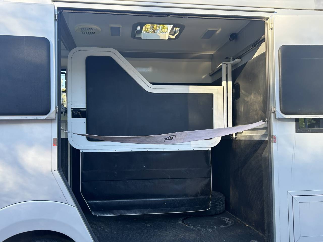 Van caballos STX MOVANO 2 Caballos 2017 De segunda mano