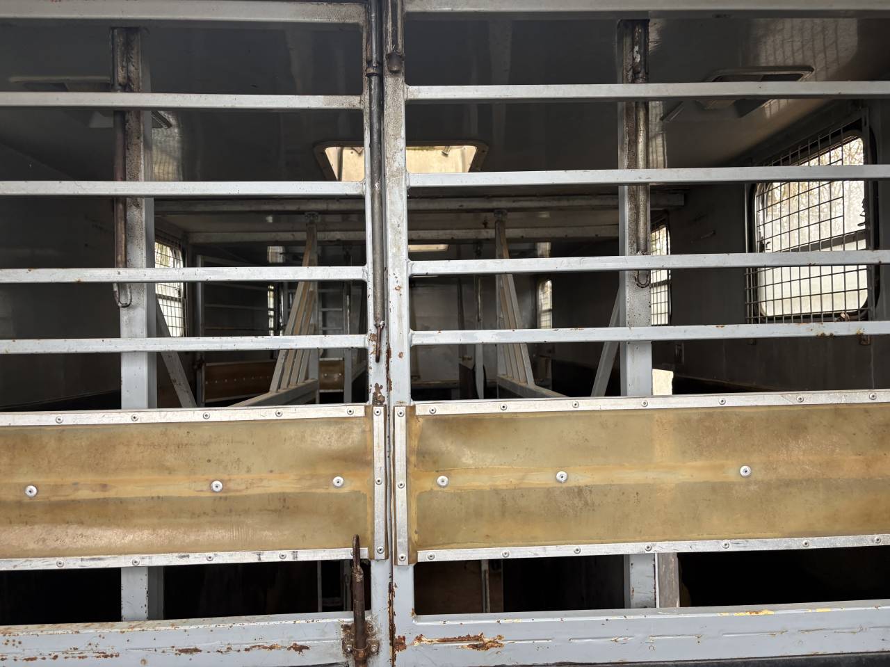 Camión para caballos Renault Mildium 1985 De segunda mano