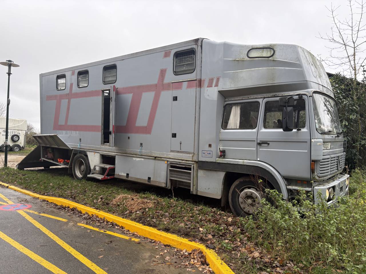 Camión para caballos Renault Mildium 1985 De segunda mano