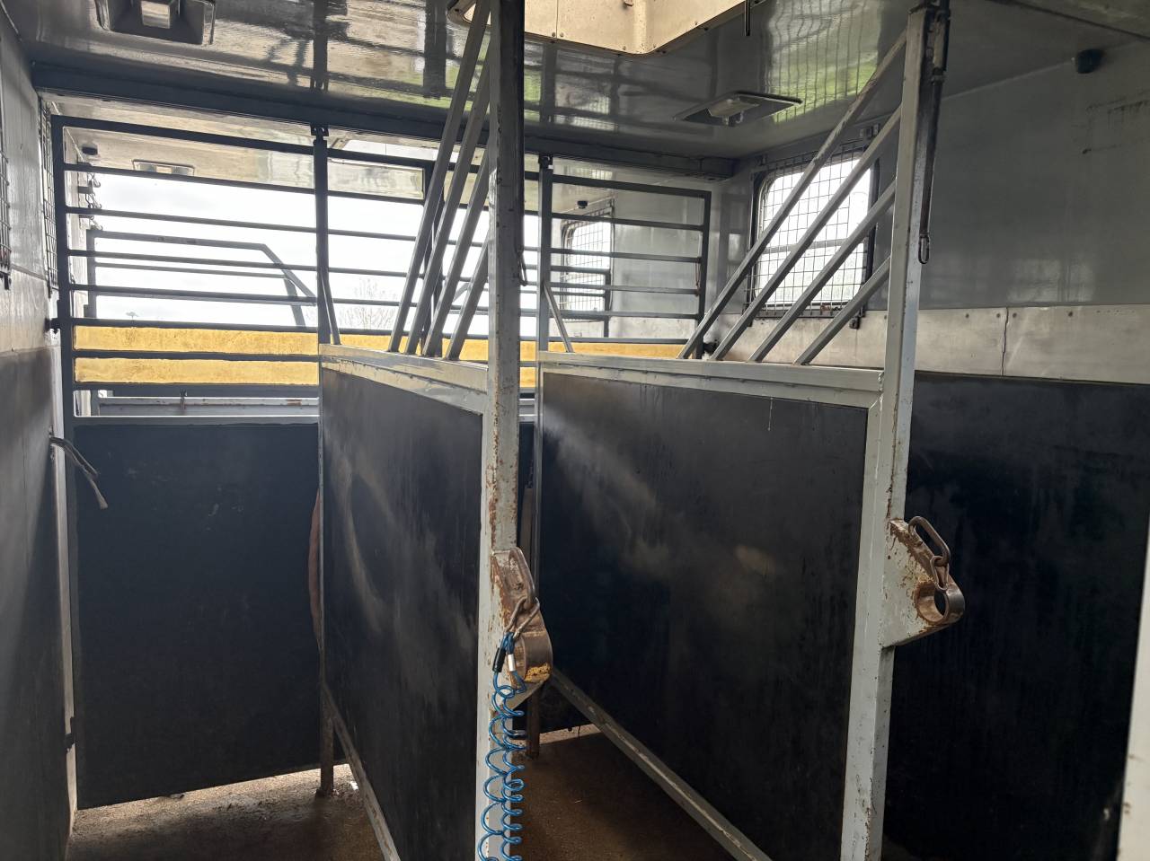 Camión para caballos Renault Mildium 1985 De segunda mano