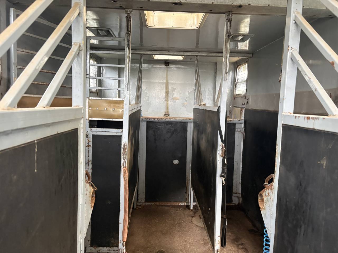 Camión para caballos Renault Mildium 1985 De segunda mano