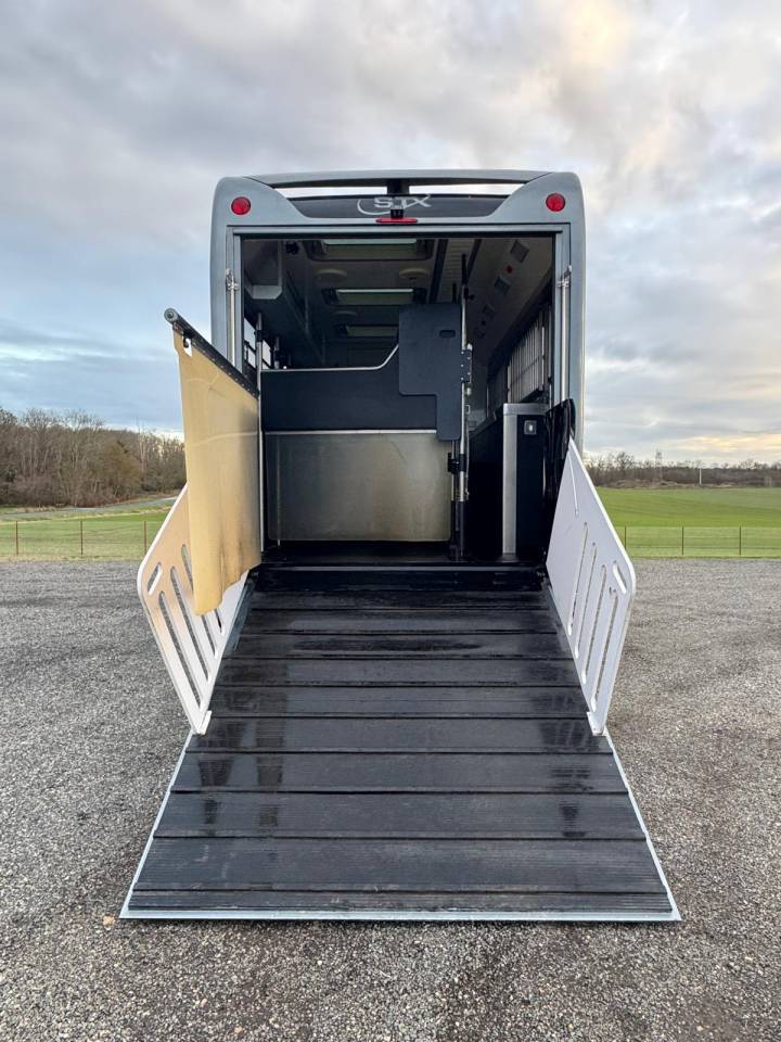 Cami&oacute;n para caballos Volvo STX 2018 De segunda mano